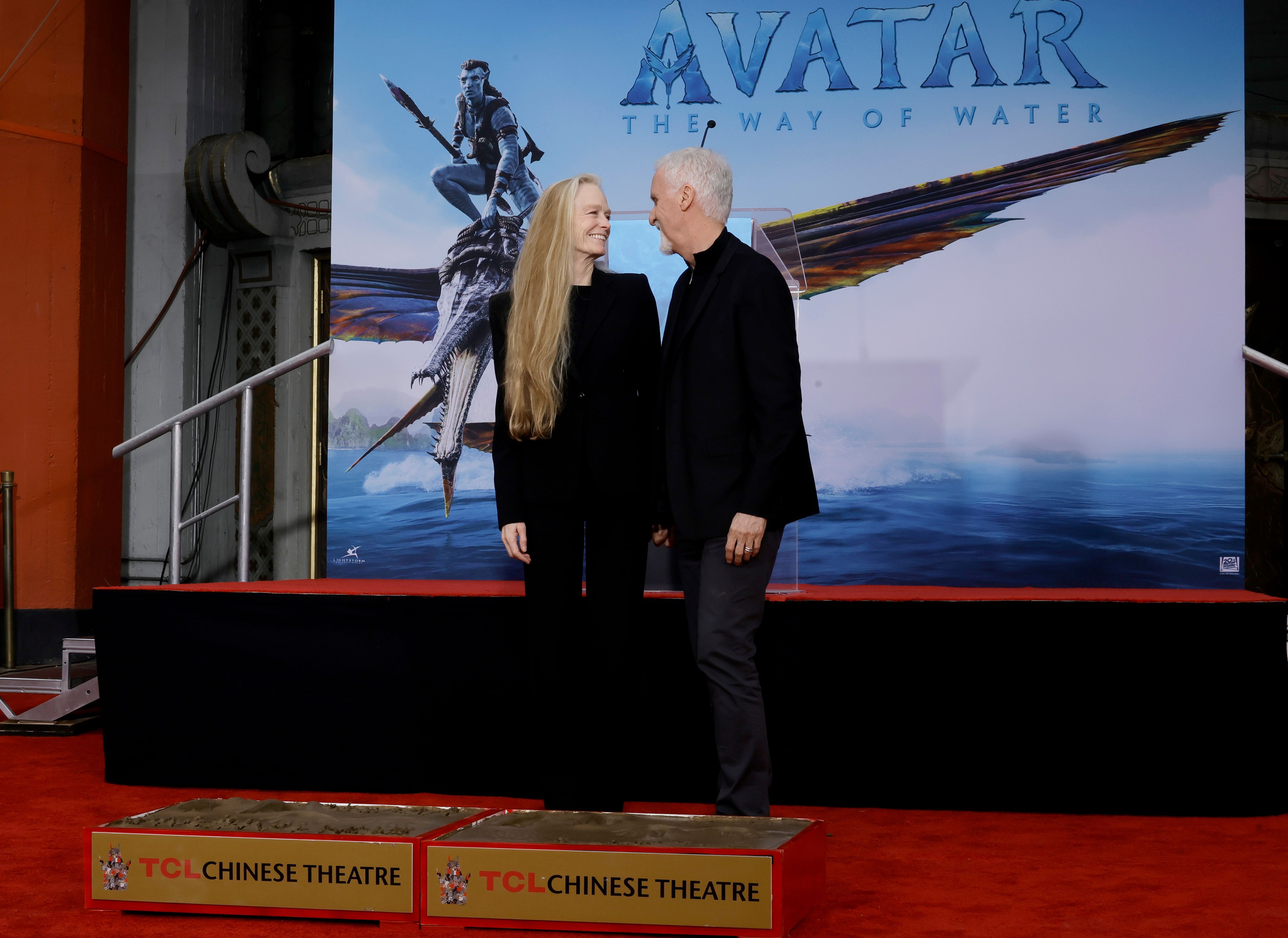 Suzy Amis Cameron und James Cameron im TCL Chinese Theatre am 12. Januar 2023 in Hollywood, Kalifornien | Quelle: Getty Images