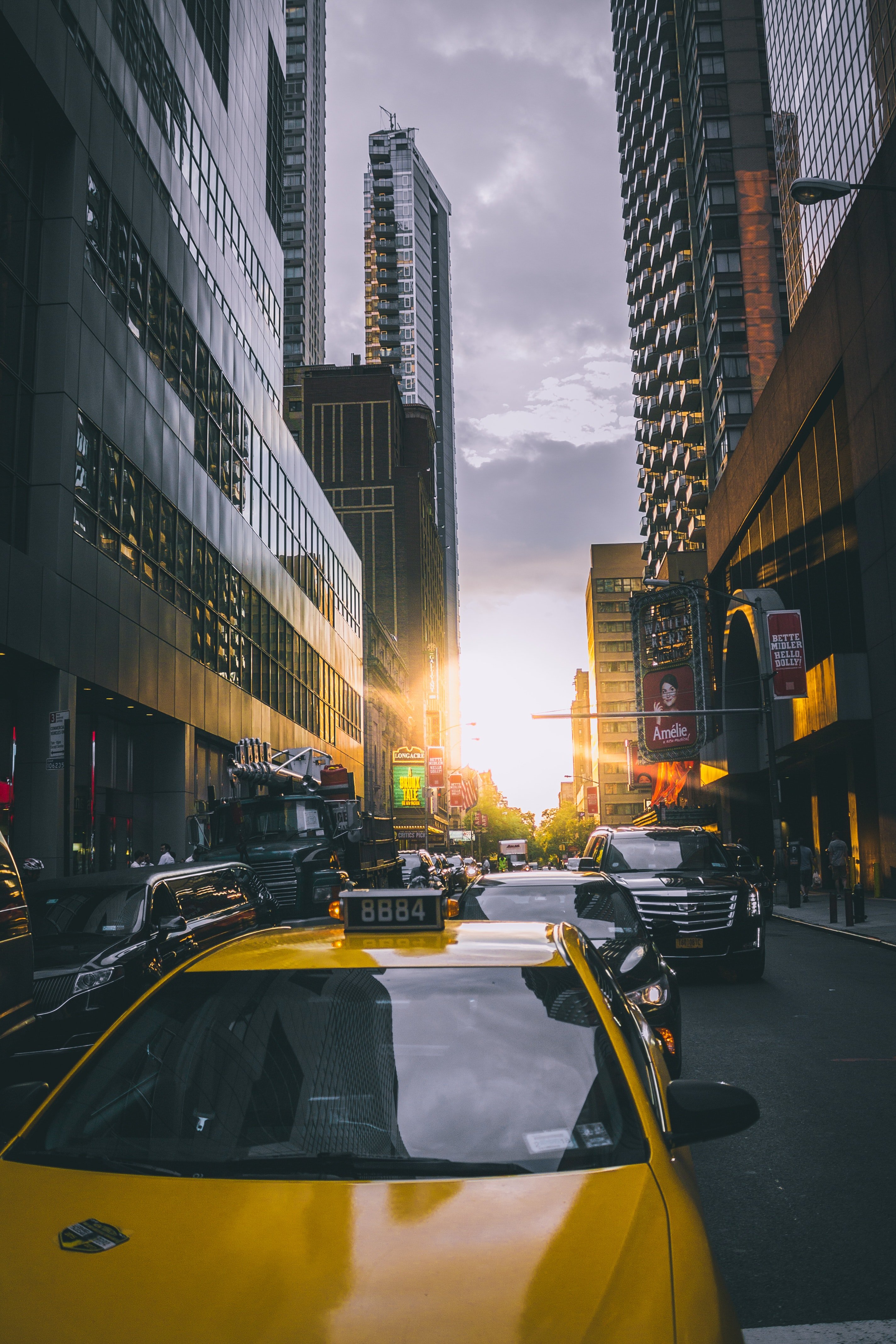 Un taxi transita por una calle de la ciudad. | Foto: Pexels