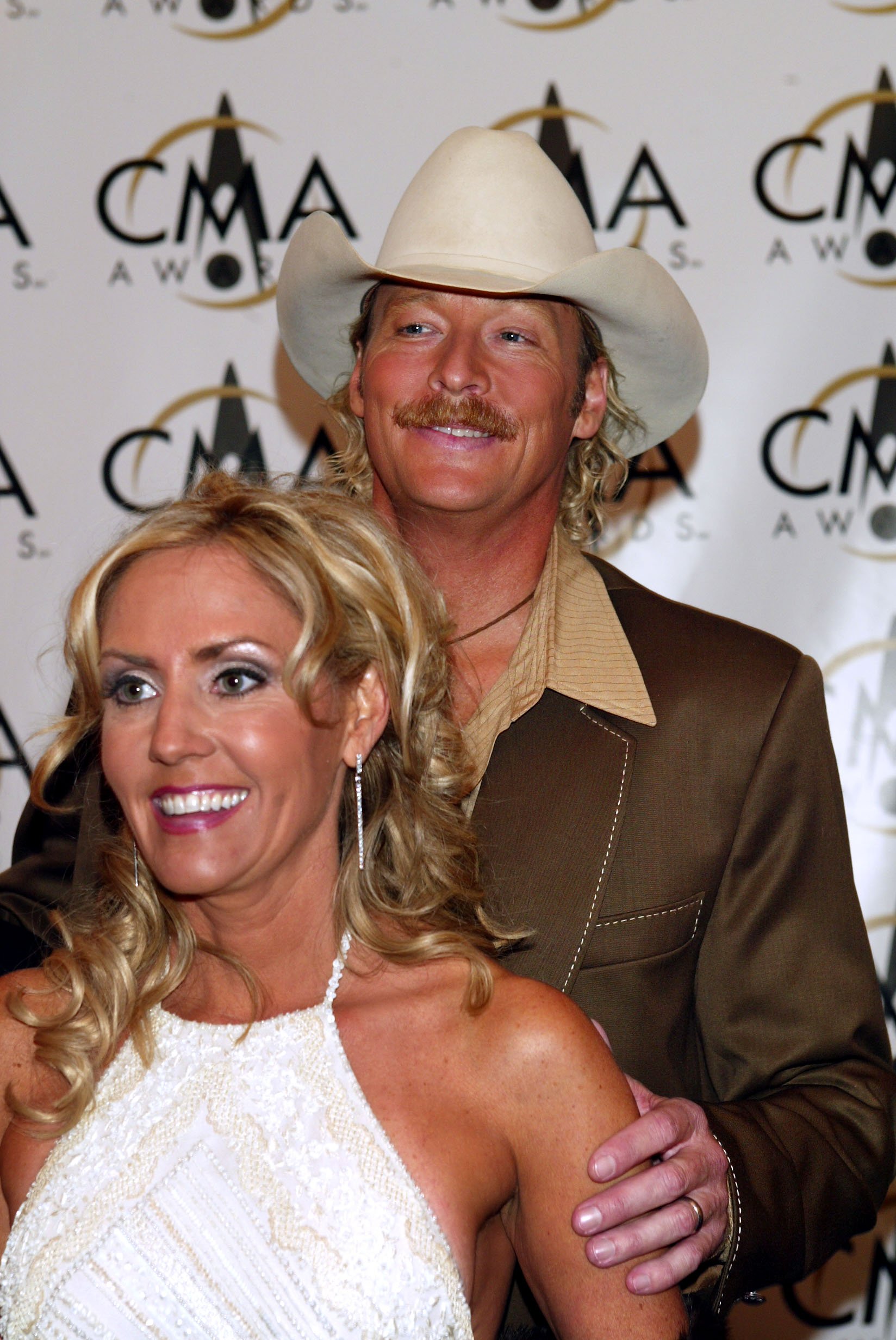 Alan Jackson arrives with his wife Denise at the 36th annual Country Music Association Awards at the Grand Ole Opry House in Nashville, Tennessee, November 6, 2002 | Source: Getty Images