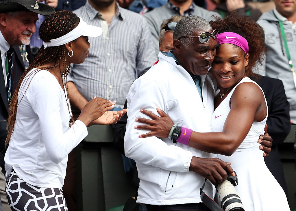 Venus Williams sieht Vater Richard, der Serena nach dem Damen-Einzel-Finale bei den Wimbledon Lawn Tennis Championships am 7. Juli 2012 in London, England, umarmt. | Quelle: Getty Images
