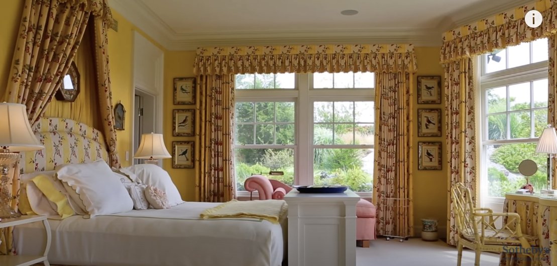 Das Hauptschlafzimmer in der Villa von Richterin Judith „Judy“ Sheindlin in Newport, Rhode Island, am 11. Oktober 2017 | Quelle: YouTube/Sotheby's International Realty