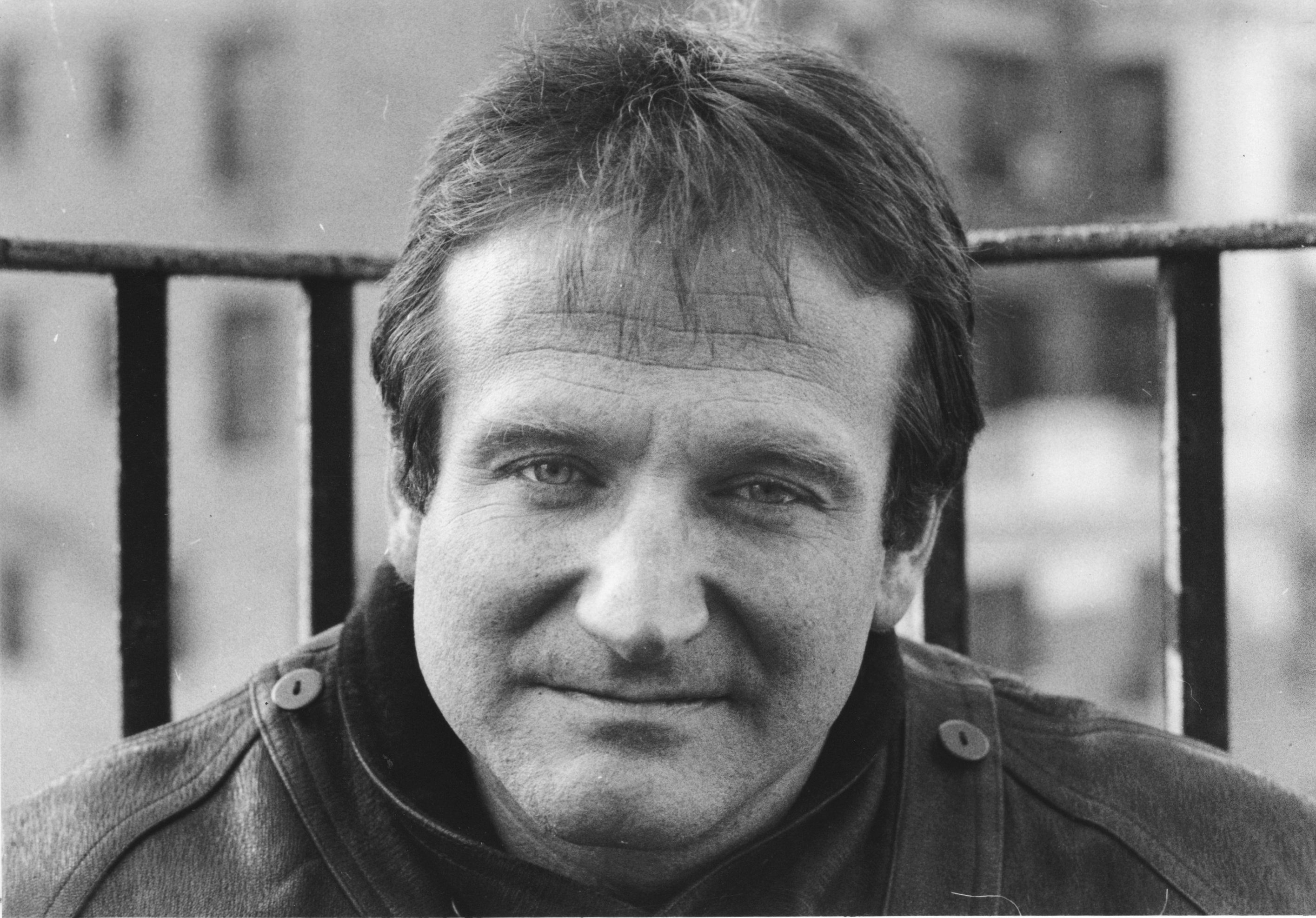 Actor and comedian Robin Williams poses for a photographer at the Carlyle Hotel in Manhattan, New York on December 8, 1987 | Source: Getty Images