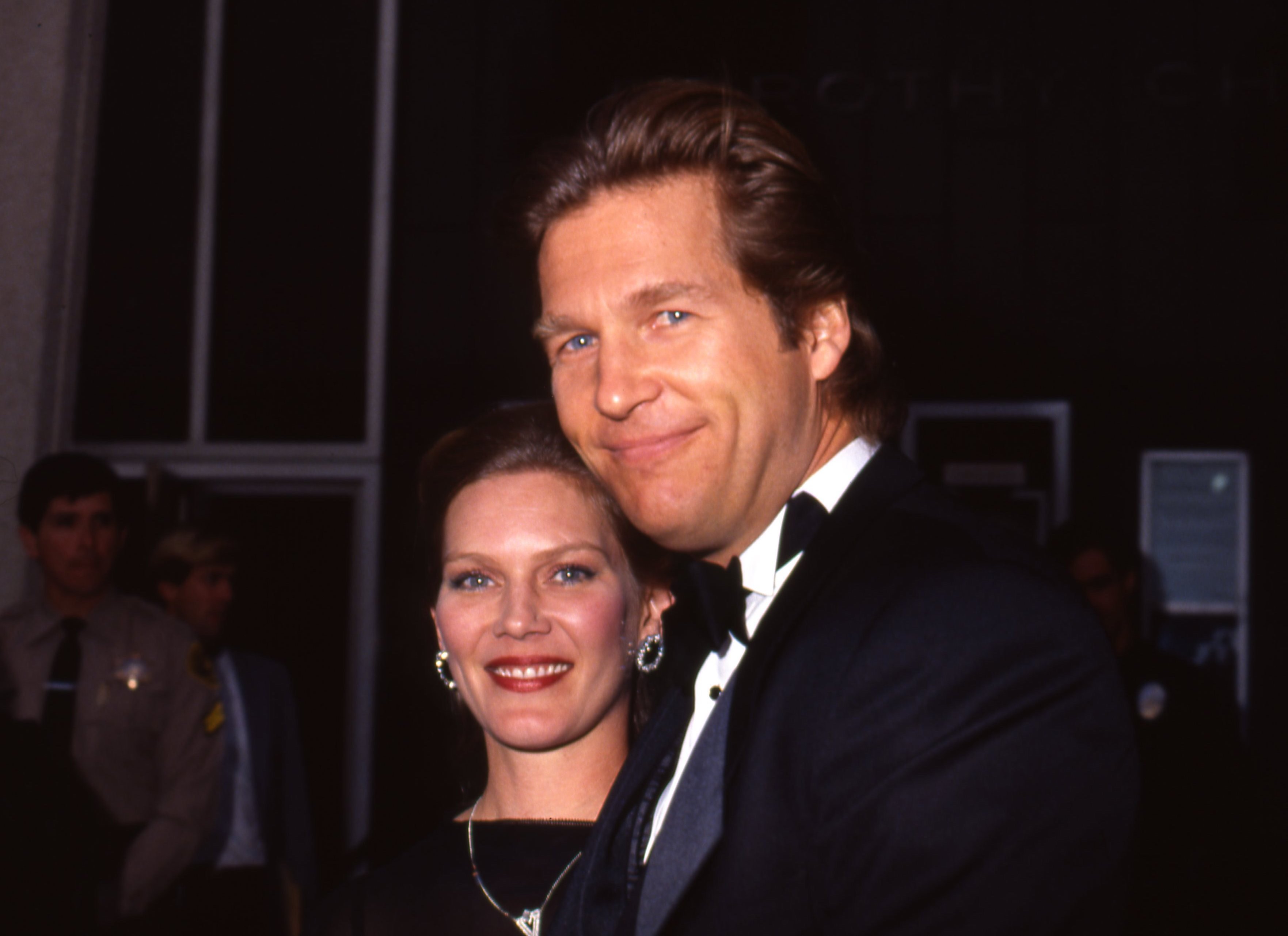 Susan and Jeff Bridges pose for a portrait at the Academy Awards in March 1987, in Los Angeles, California | Source: Getty Images