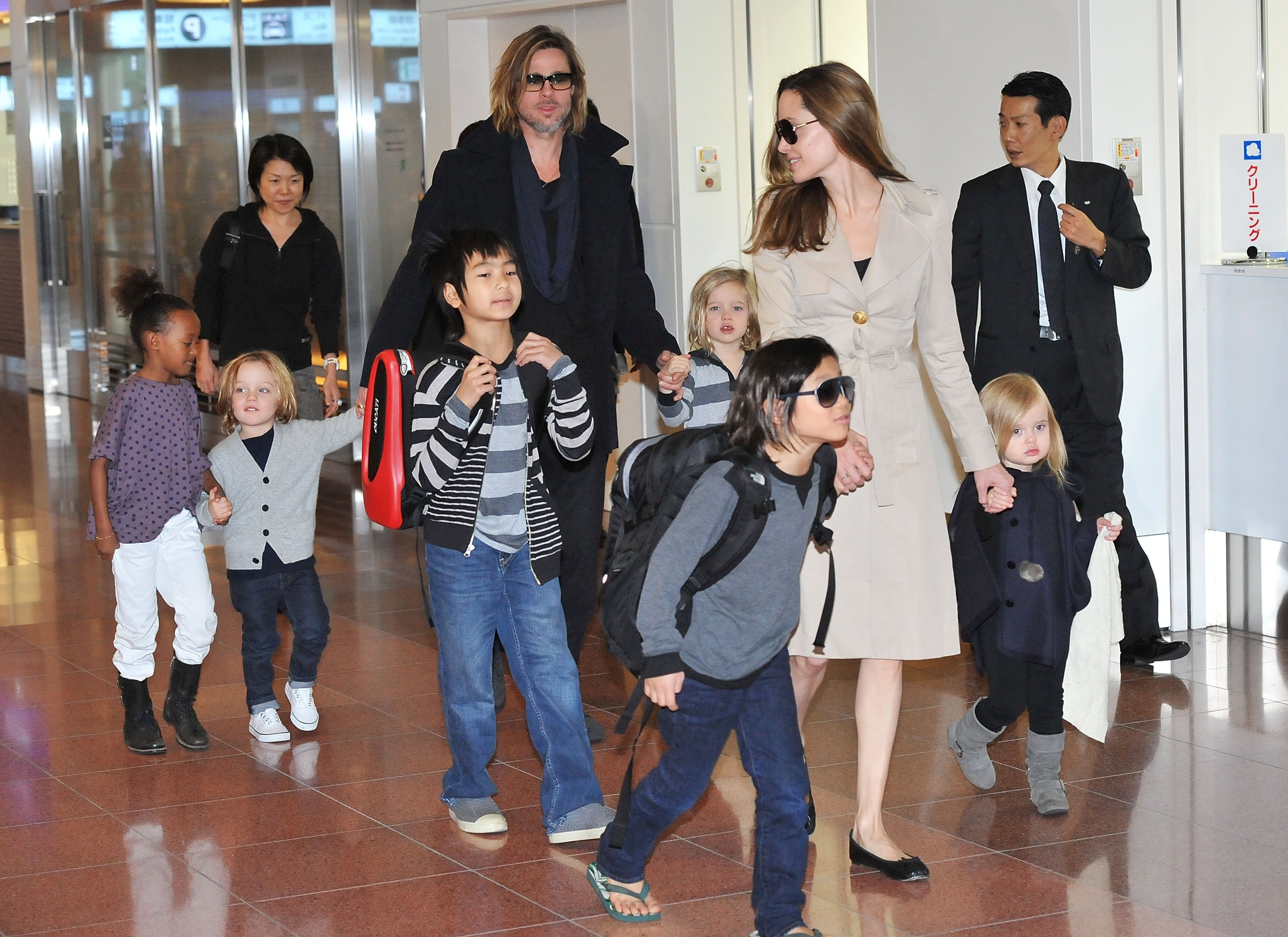 Brad Pitt, Angelina Jolie y sus seis hijos Maddox, Pax, Zahara, Shiloh, Knox y Vivienne en el  Aeropuerto Internacional de Haneda, el 8 de noviembre de 2011 en Tokio, Japón. | Foto: Getty Images