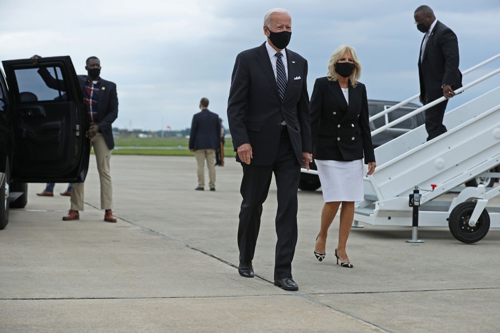 Joe Biden et le Dr Jill Biden arrivent dans leur État d'origine à l'aéroport du comté de New Castle le 11 septembre 2020. | Photo : Getty Images