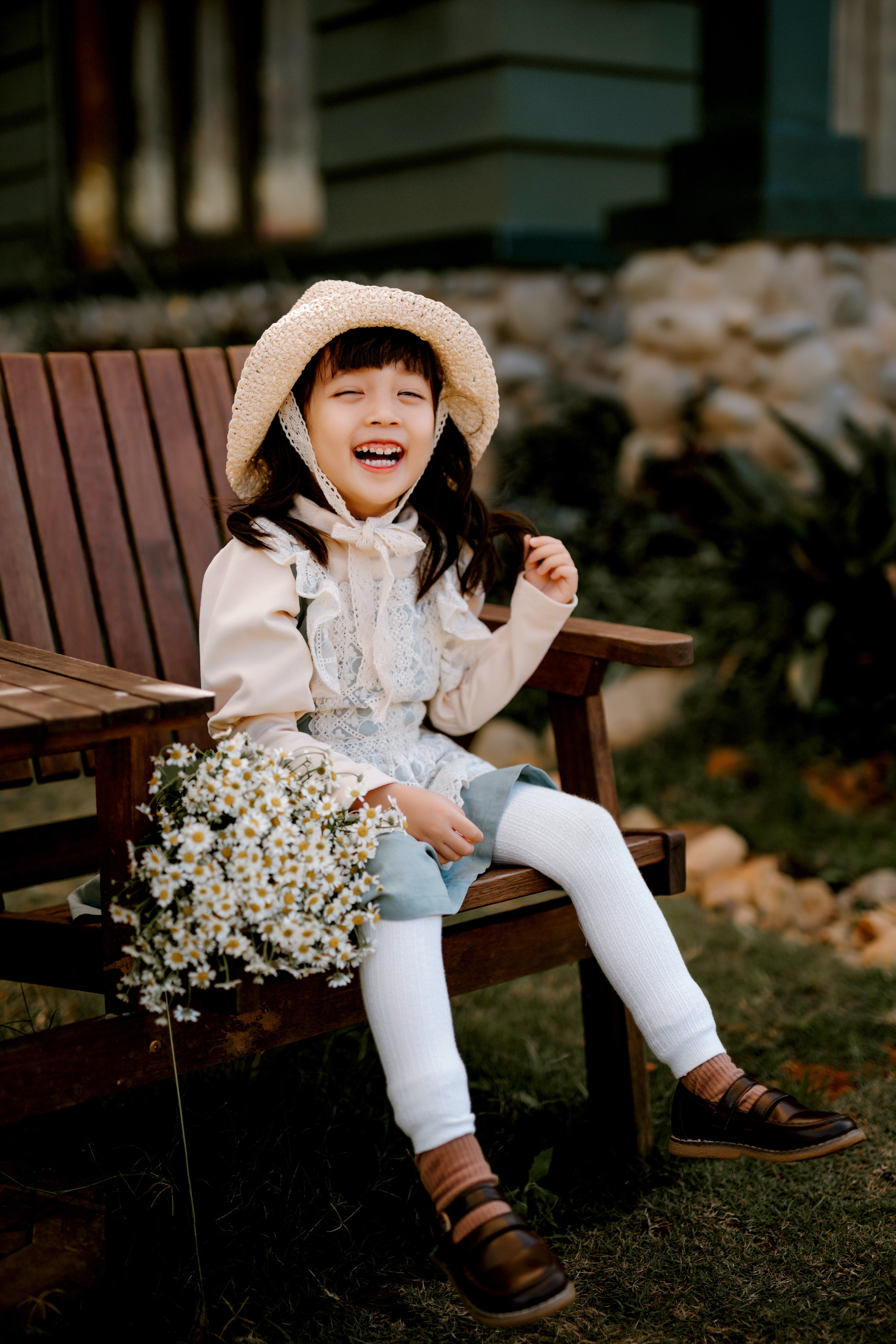 The little girl always sat at the same spot selling flowers. | Source: Pexels