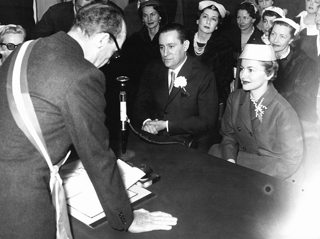 Olivia de Havilland y Pierre Galante durante su ceremonia de matrimonio en ayuntamiento el 2 de abril de 1955 en Yvoy-le-Marron, Francia. | Foto: Getty Images Olivia de Havilland y Pierre Galante durante su ceremonia de matrimonio en ayuntamiento el 2 de abril de 1955 en Yvoy-le-Marron, Francia. | Foto: Getty Images