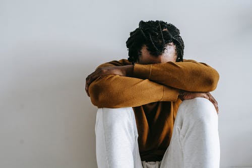 Père triste. | Photo : Pexels