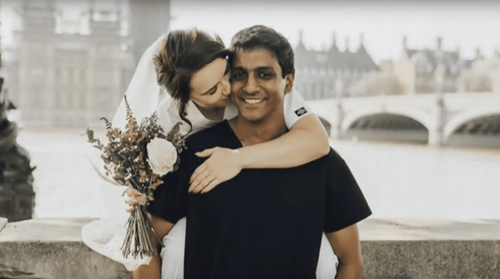 Jann Tipping y Annalan Navaratnam, la enfermera y el doctor que se casaron en el hospital St Thomas de Londres debido al COVID-19. | Foto: YouTube/Mark 1333