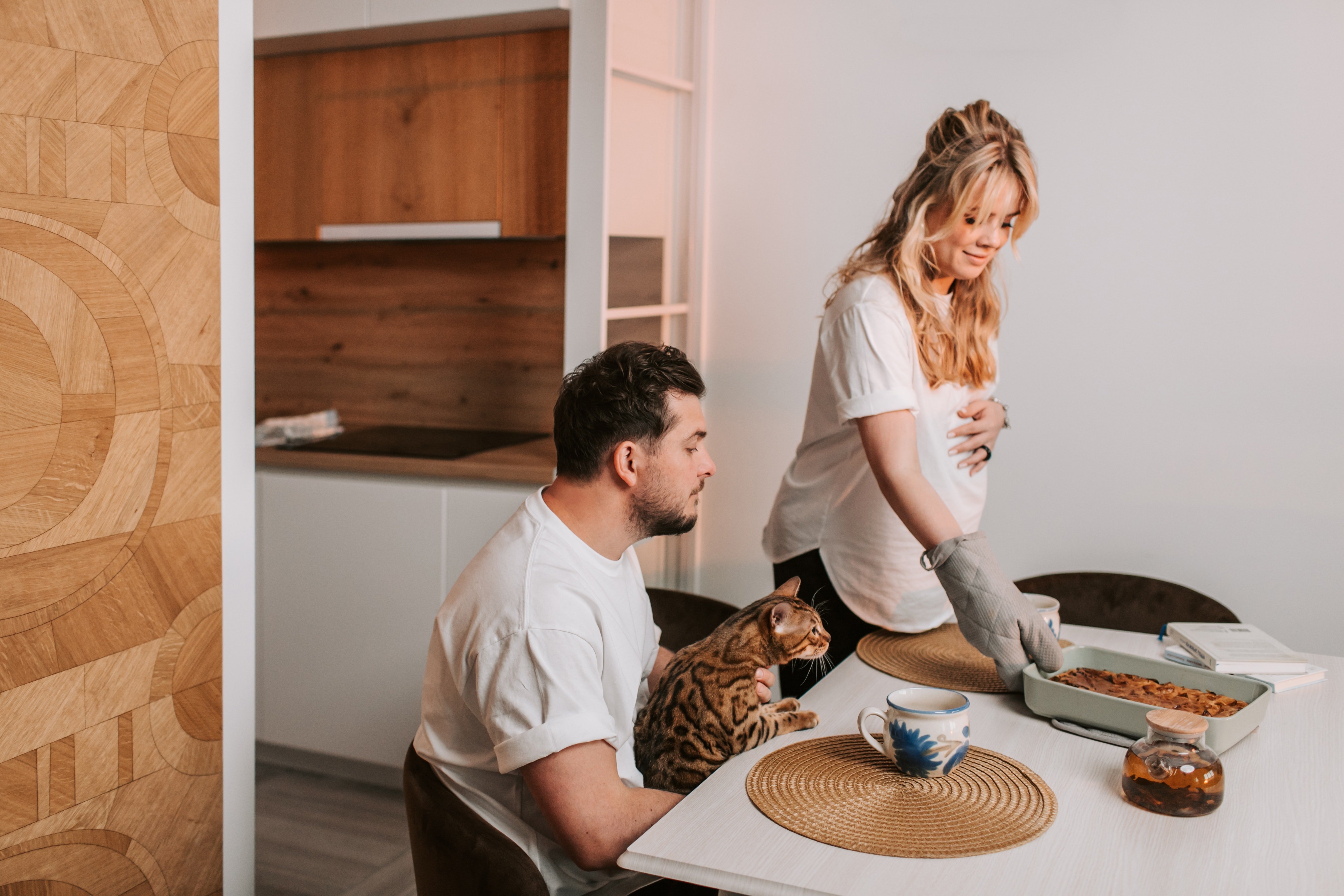 Pregnant woman takes a look at the pie her husband made for her | Photo: Pexels