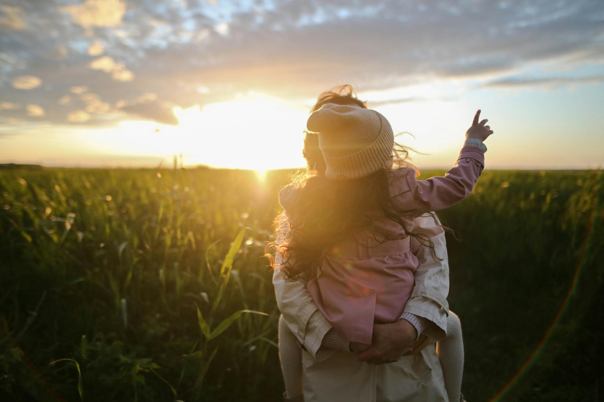 A mother-daughter duo in a grassy field | Source: Pexels