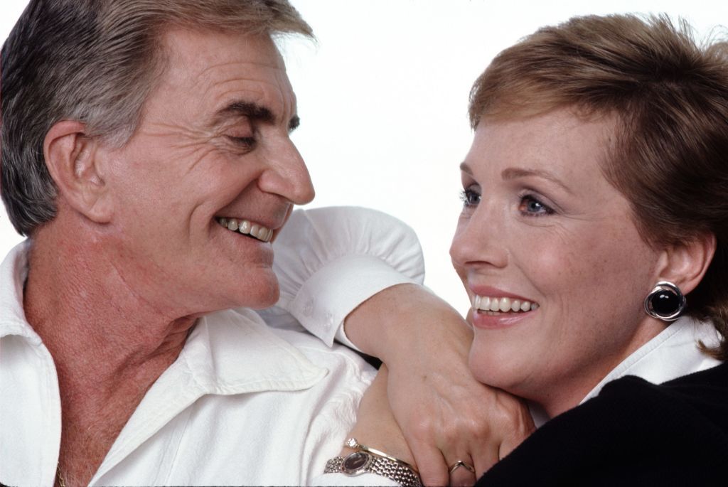 Blake Edwards and Julie Andrews pose for a photo on September 13, 1986. | Source: Jack Mitchell/Getty Images