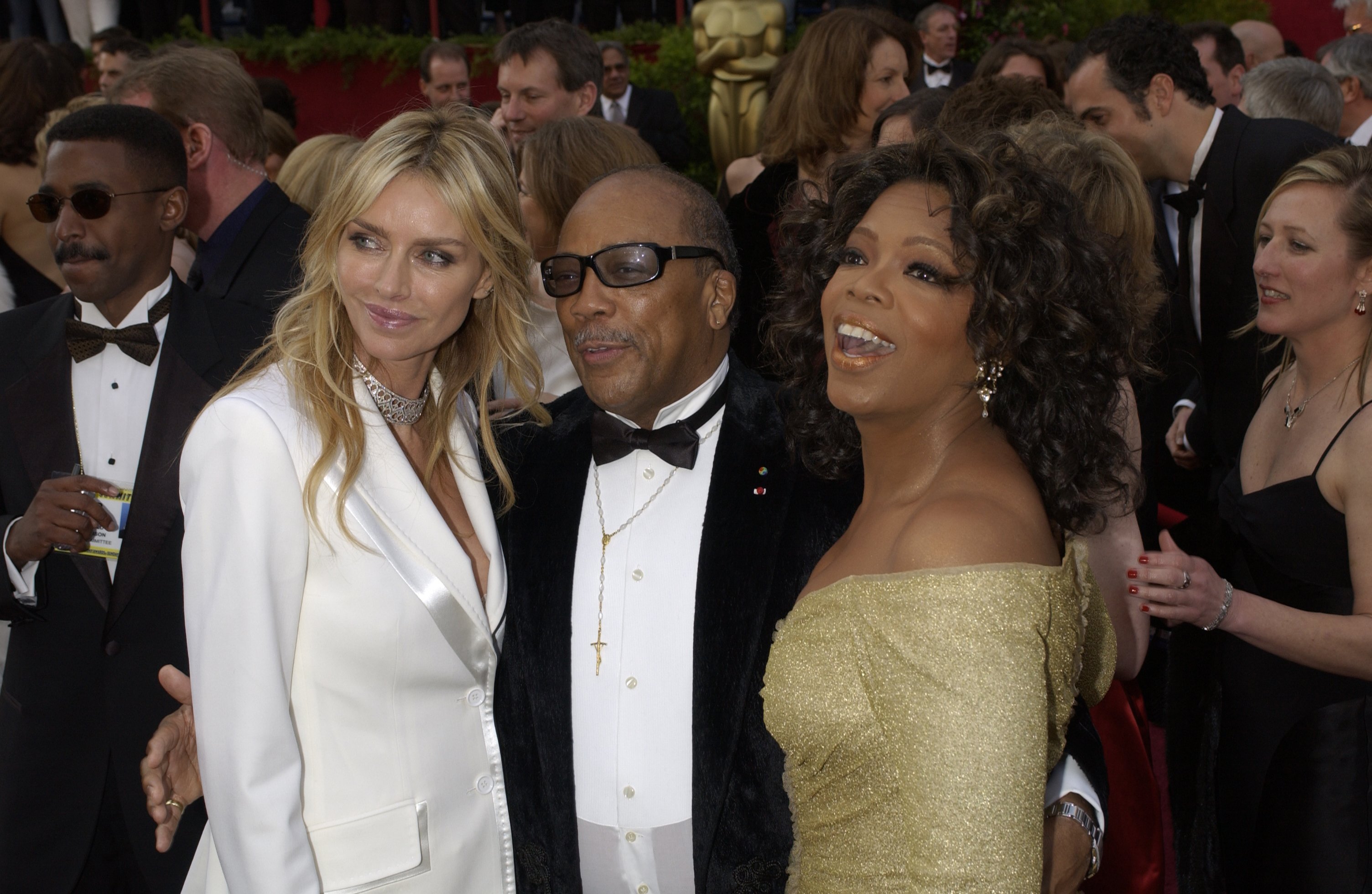 Müzik yapımcısı Quincy Jones (sağda), Kimberly Conrad ve Oprah Winfrey (sağda) ile Kodak Theatre'da düzenlenen 77. Yıllık Akademi Ödüllerine geliyor.  |  Kaynak: Getty Images