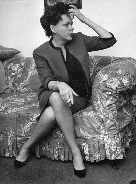 Late American actress and singer Judy Garland in a London hotel suite | Photo: Getty Images