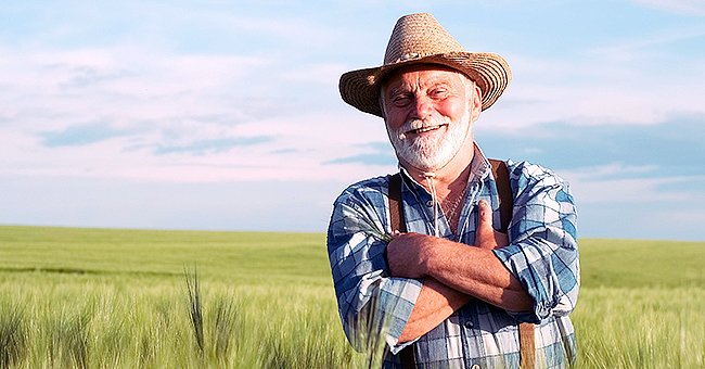 Un vieux fermier qui sourit. | Photo : Shutterstock