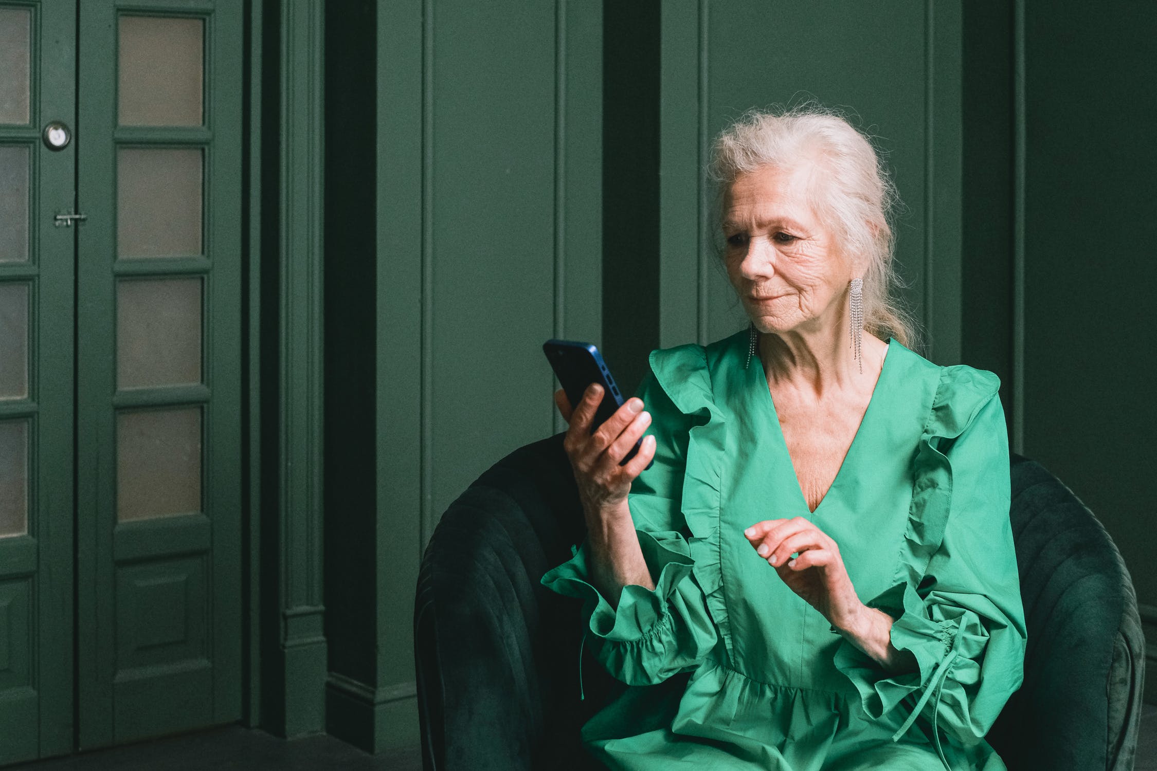 Amelia sat in her rocking chair and pretended to be mad | Source: Pexels