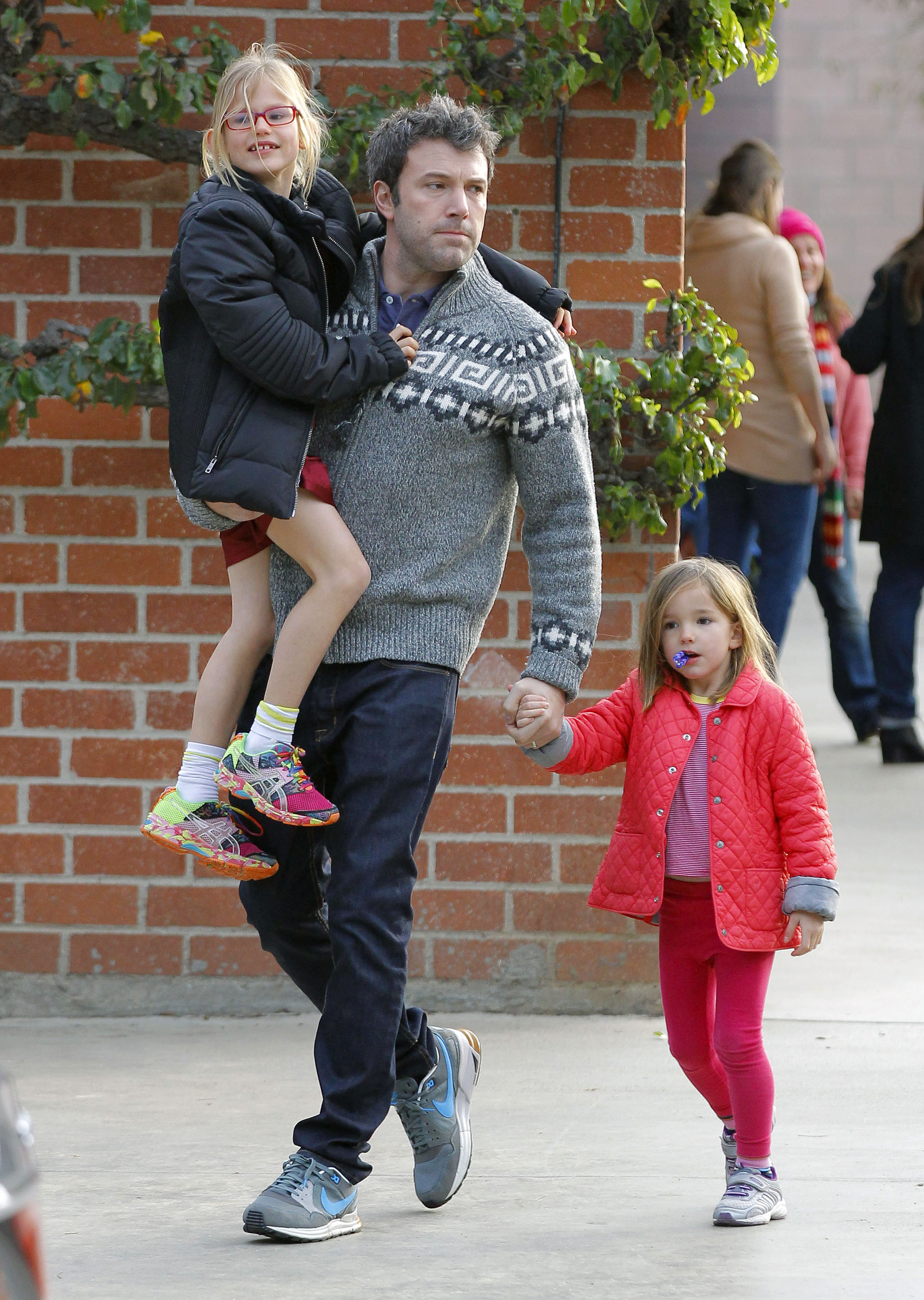 Ben Affleck and his daughters, Violet and Seraphin in Los Angeles in 2018 | Source: Getty Images