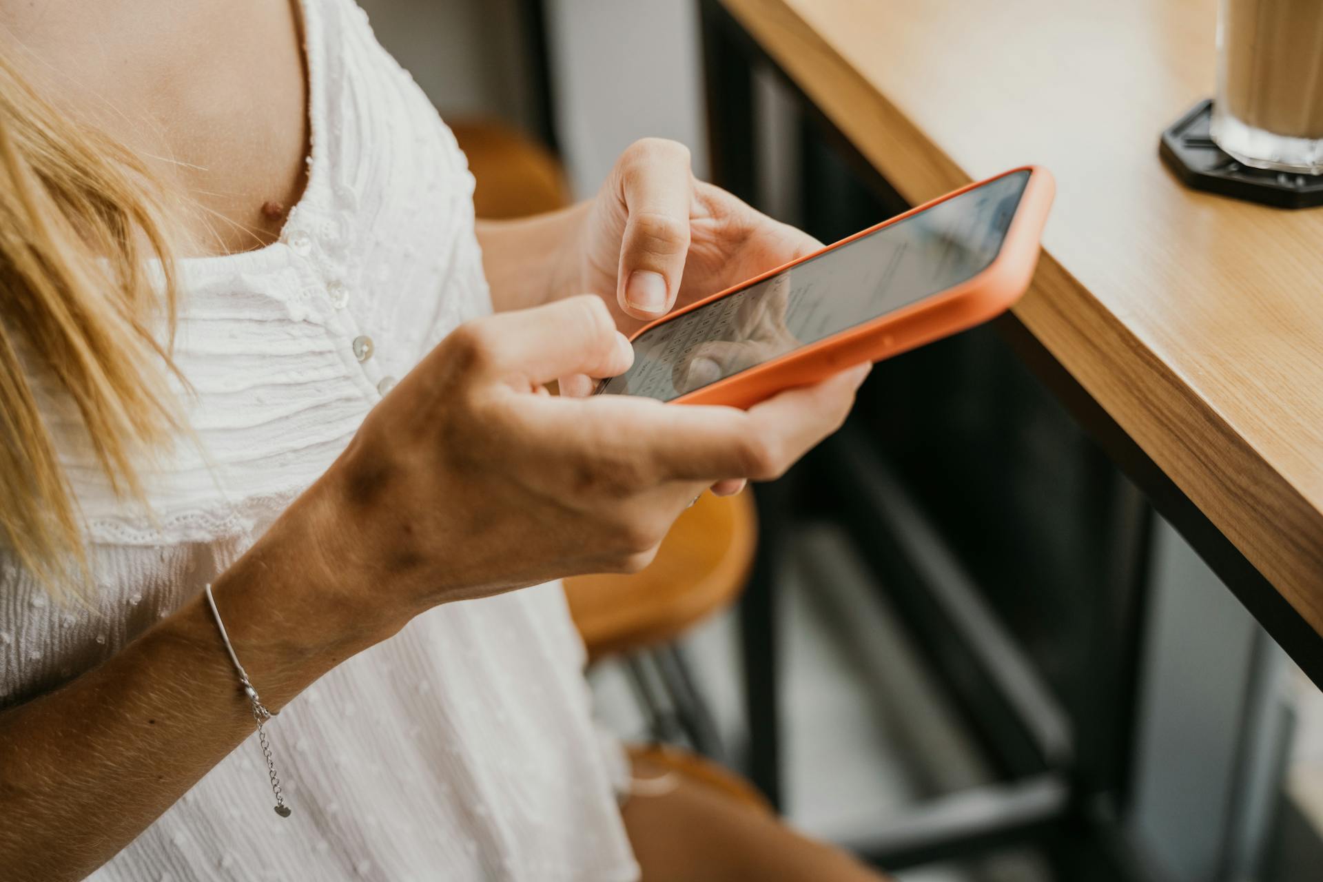 A woman using her smartphone | Source: Pexels