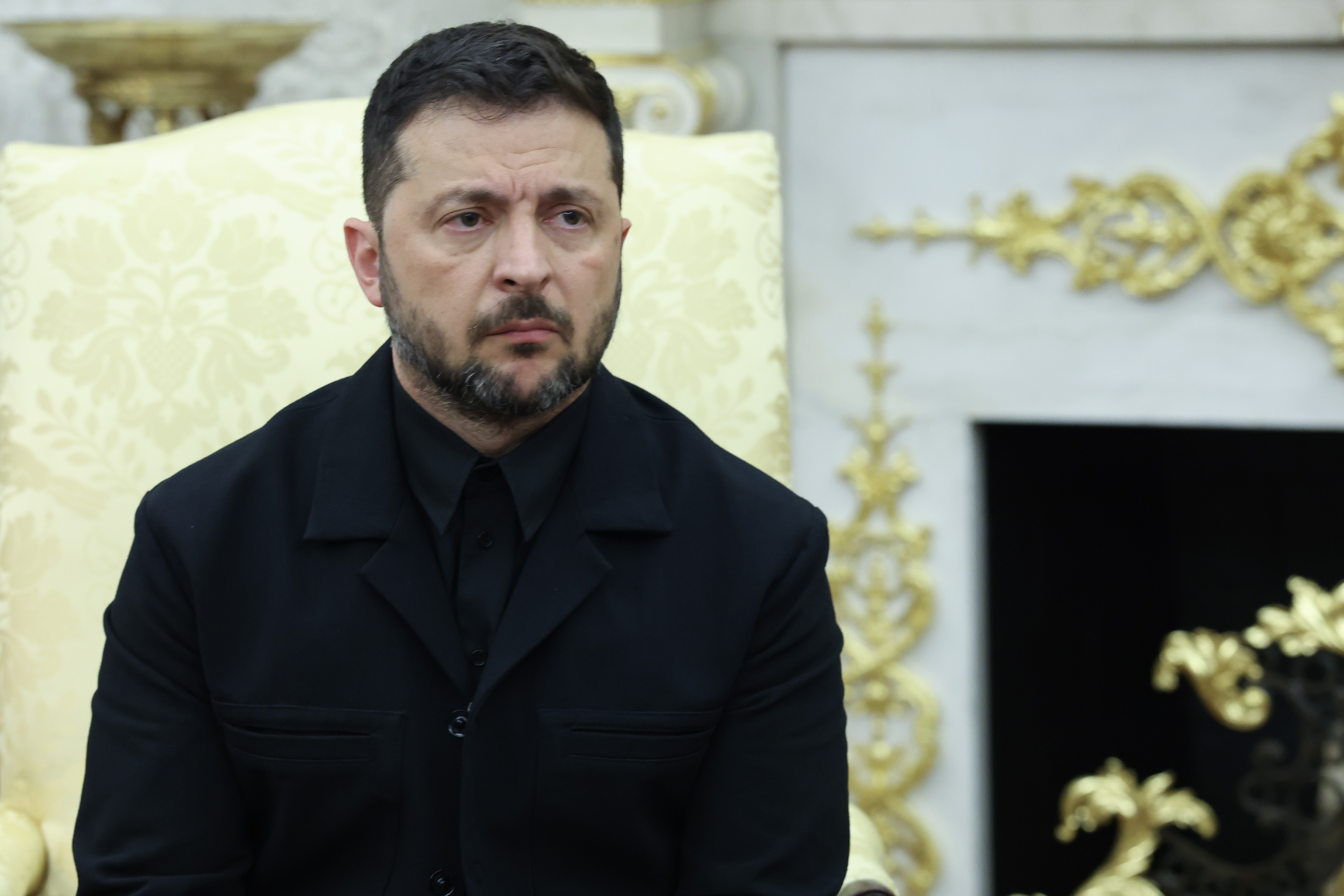 President Volodymyr Zelenskyy appears serious during a meeting with President Donald Trump at the White House on August 18, 2025 | Source: Getty Images