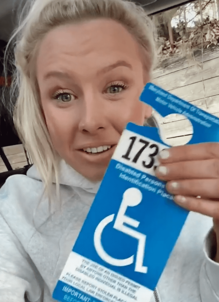 In a viral TikTok video a US Paralympic gold medalist shows viewers her handicap parking pass | Photo: TikTok/jessicatatianalong 