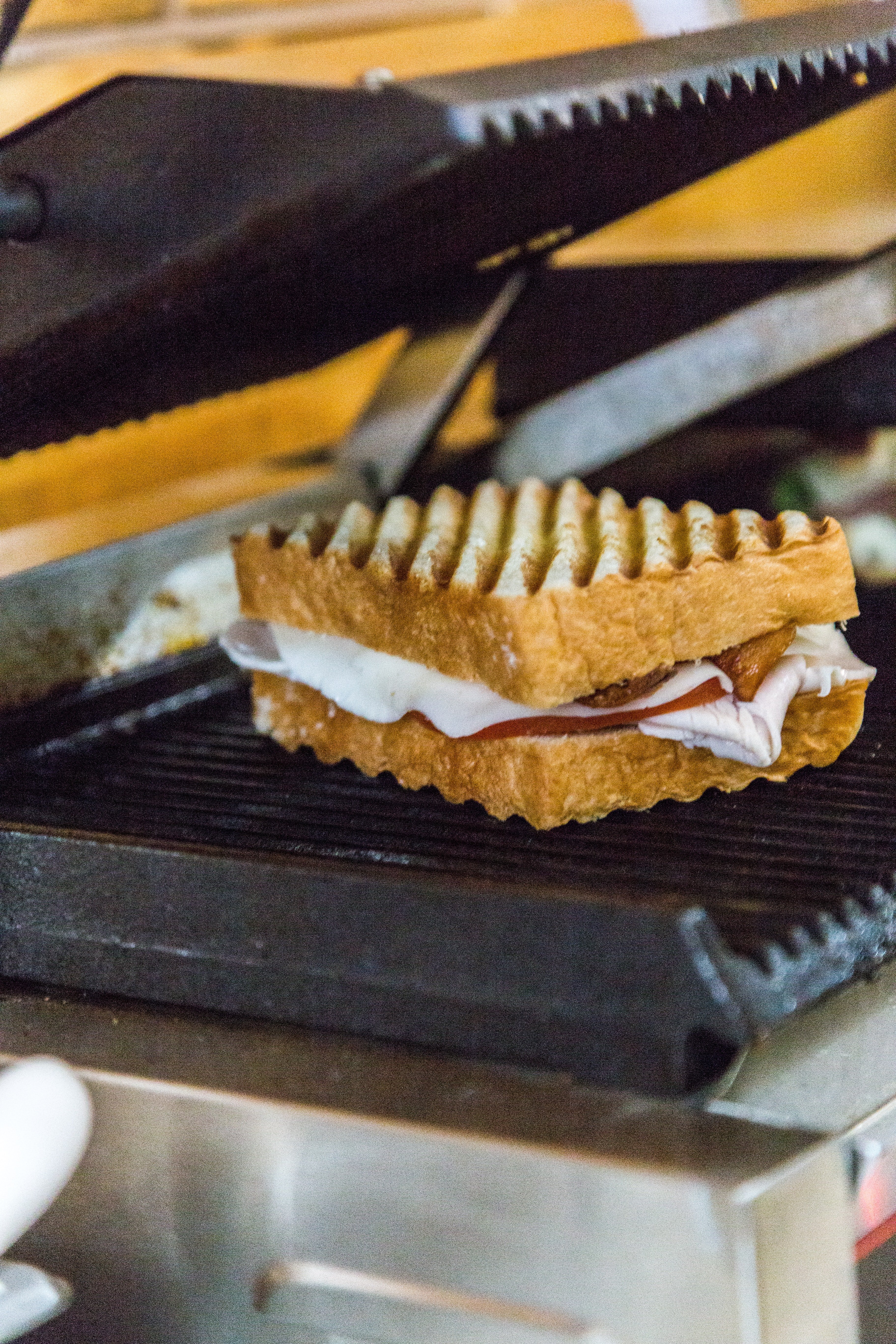 A sandwich on the grill | Photo: Pexels