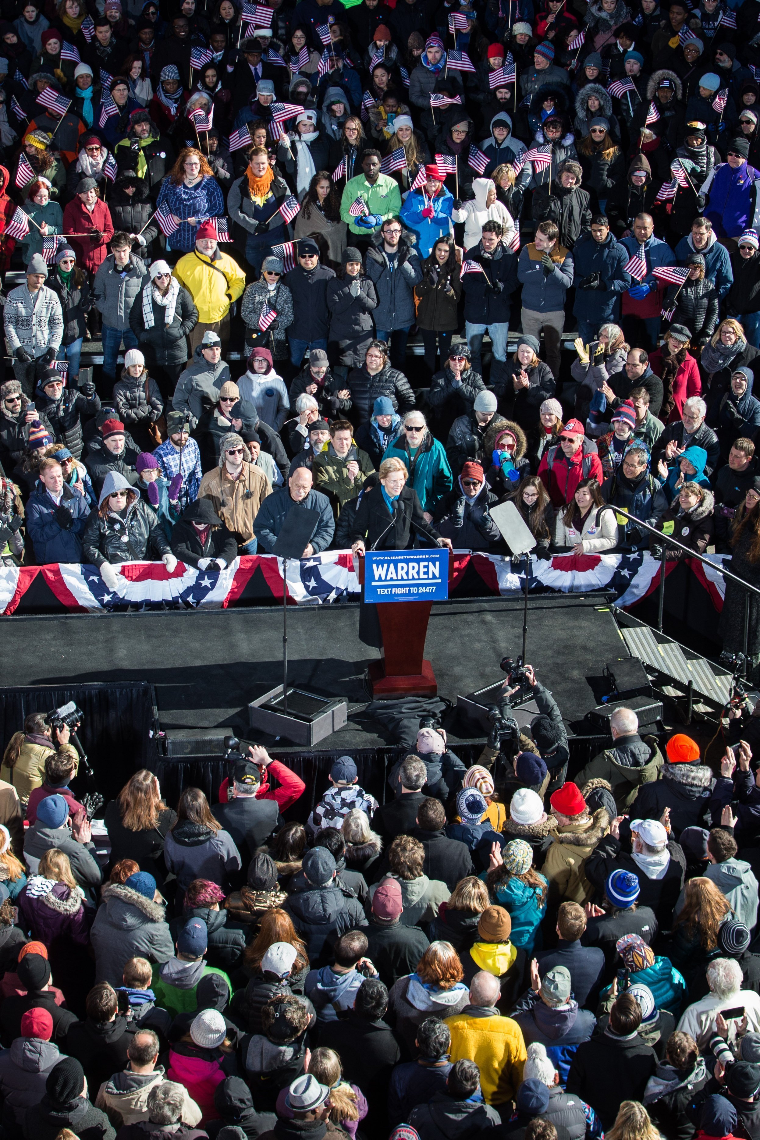 Elizabeth Warren speaking in from of thousands of supporters in Lawrence | Photo: Getty Images