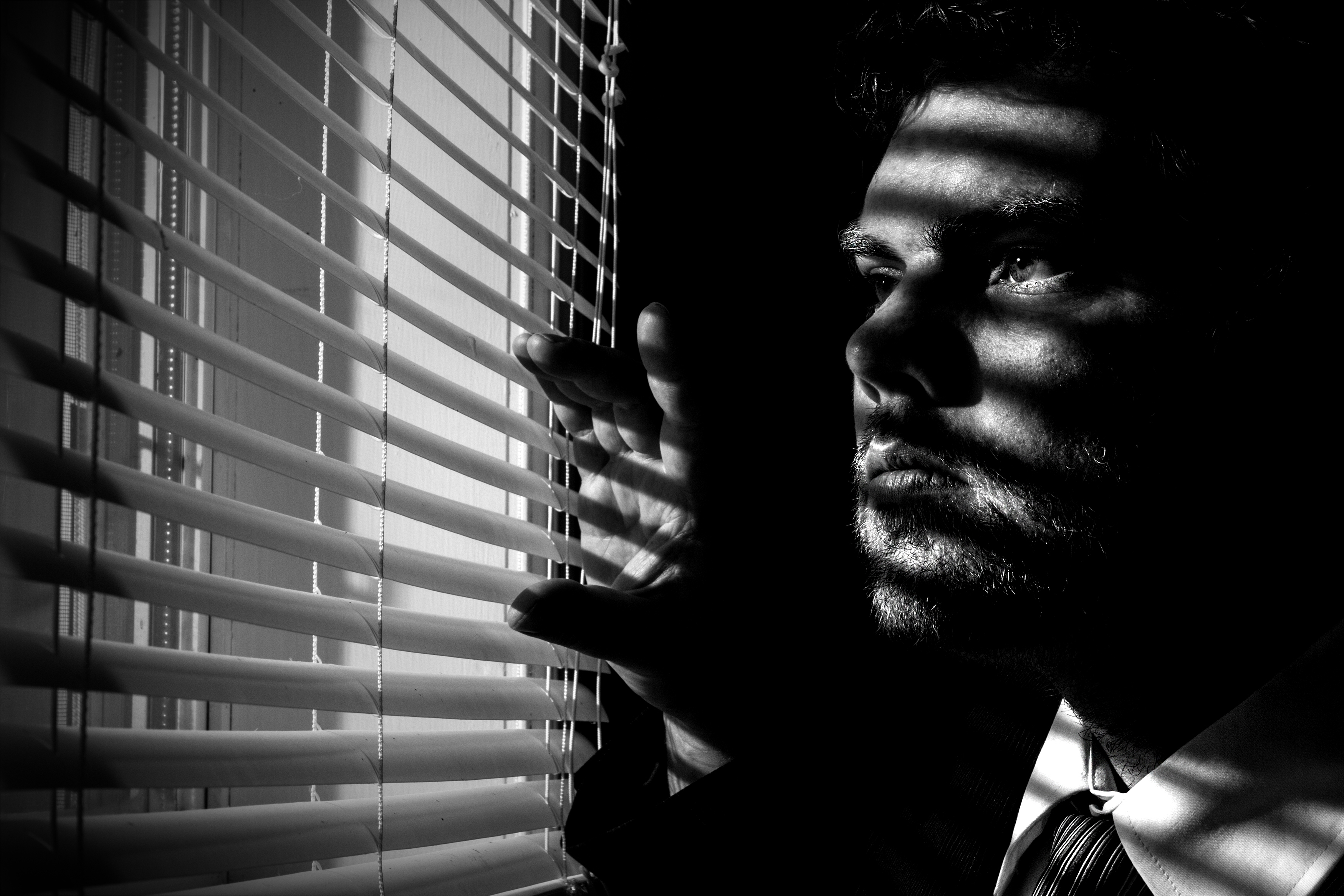 A man peeking through the window | Source: Shutterstock