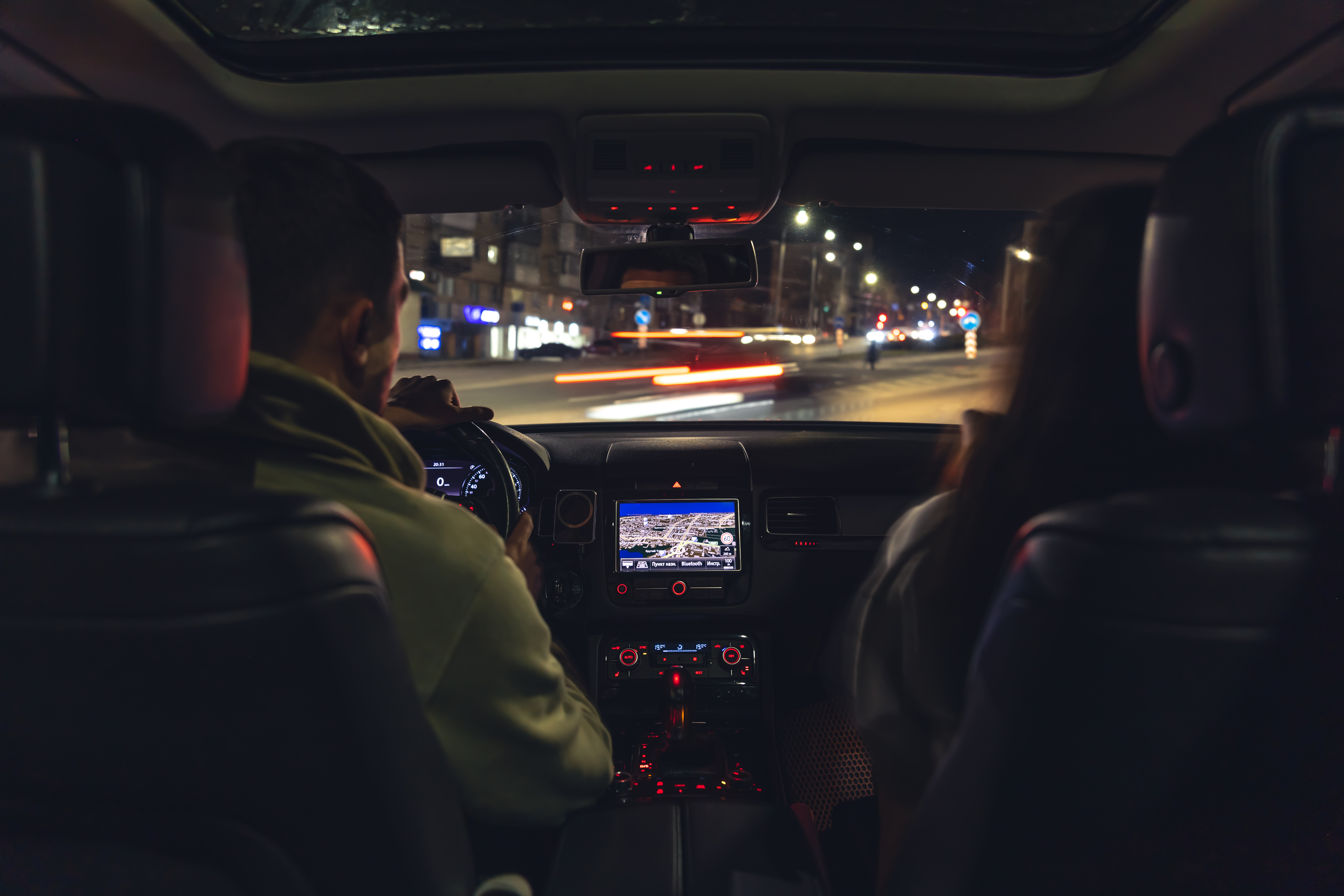 Family driving at night. For illustration purposes only | Source: Freepik