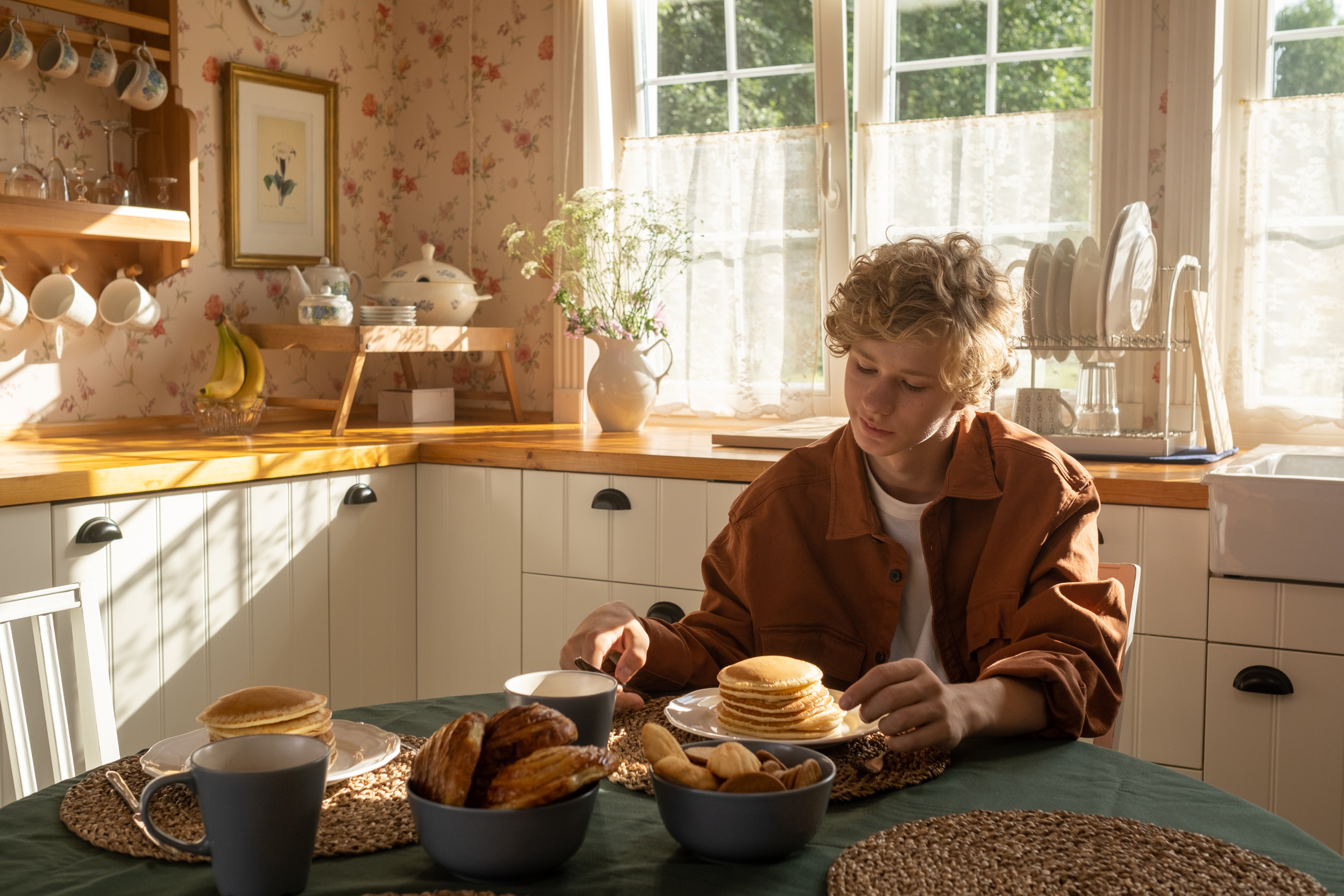 Matthew's parents sat him down one day to tell him the truth about his siblings' biological parents. | Source: Pexels