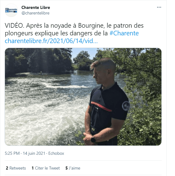 Capture d'écran de l'image d'un pompier au bord de l'eau | Photo : Twitter/CharenteLibre.