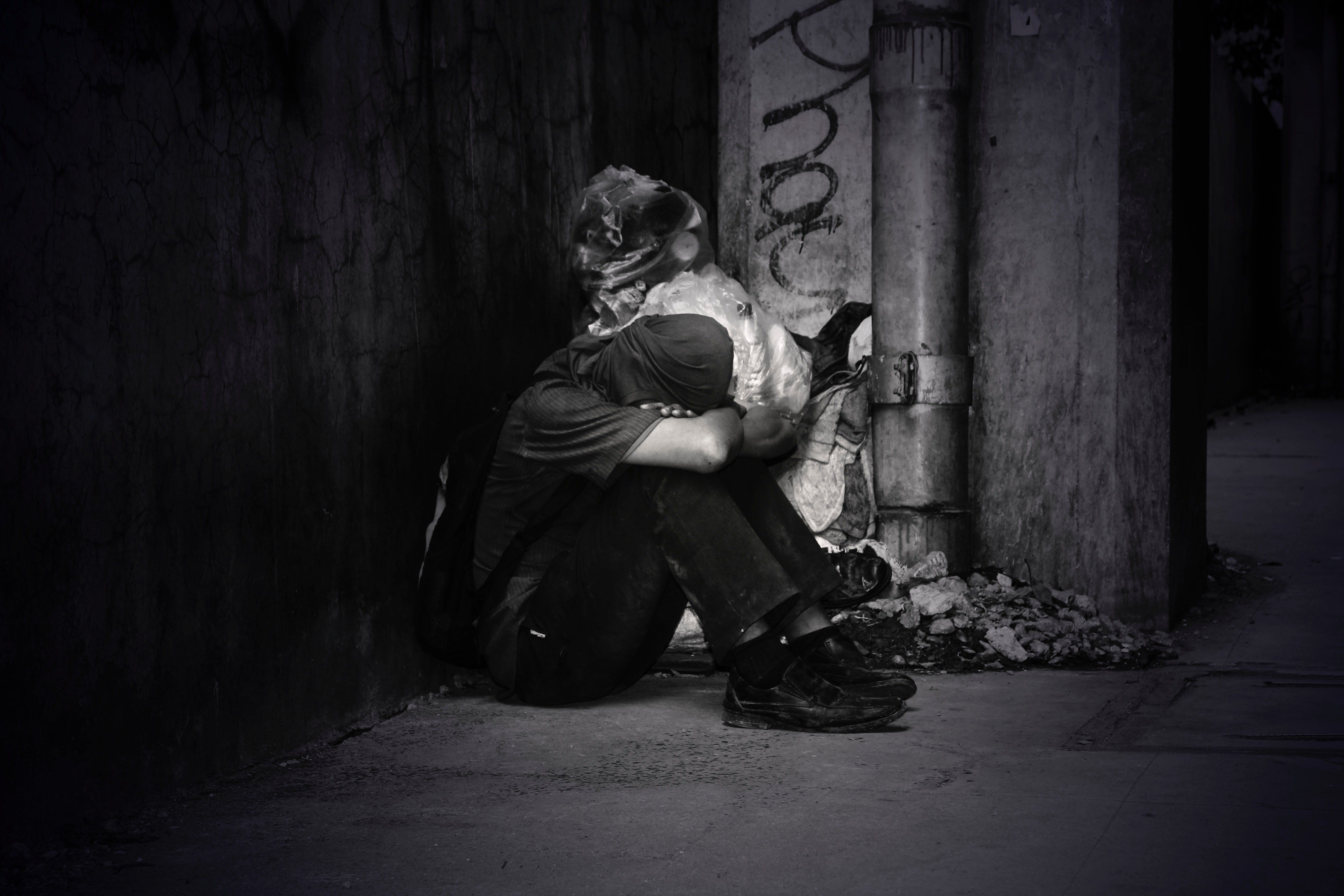 Niño triste en la calle. | Foto: Pexels 