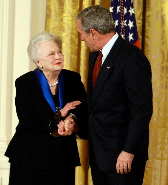 Olivia de Havilland, President George W. Bush, National Medals Of Arts And National Humanities Medals, 2008 | Quelle: Getty Images Olivia de Havilland, President George W. Bush, National Medals Of Arts And National Humanities Medals, 2008 | Quelle: Getty Images