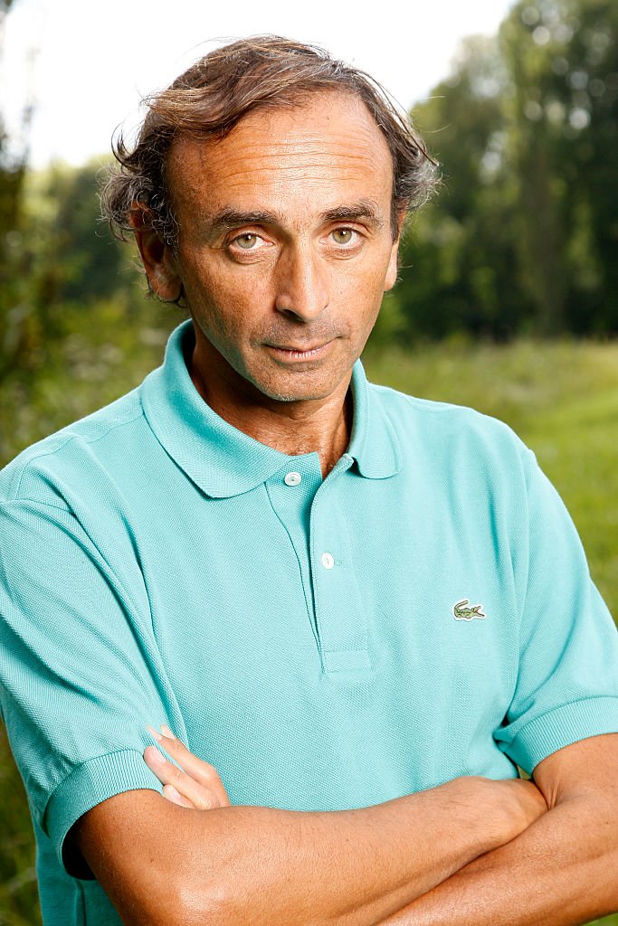 Eric Zemmour en polo bleu. | Photo : Getty Images