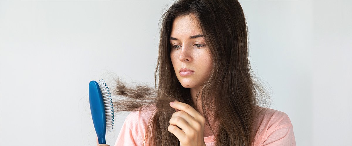La jeune femme est très contrariée à cause de la perte de cheveux. | Photo : Shutterstock