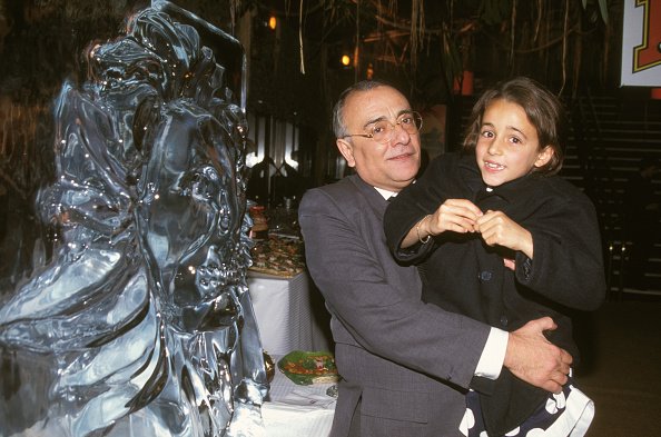 Yves Mourousi tient sa fille Sophie dans ses bras lors d'une première en novembre 1994 à Paris, France. | Photo : Getty Images