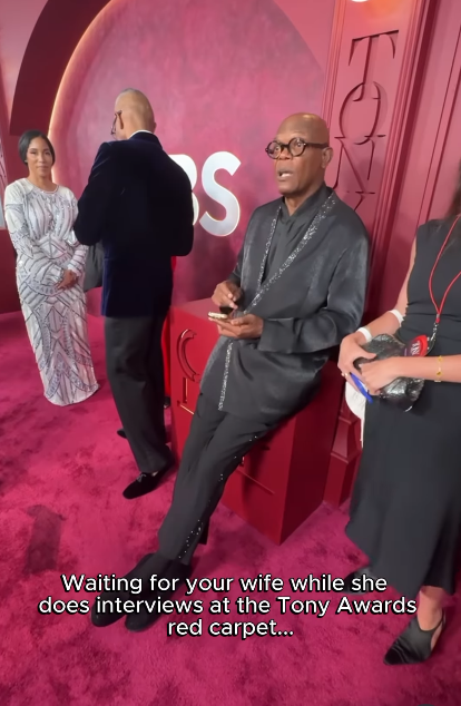 Samuel L. Jackson using his phone on the red carpet of the 78th Tony Awards on June 8, 2025 | Source: Instagram/people