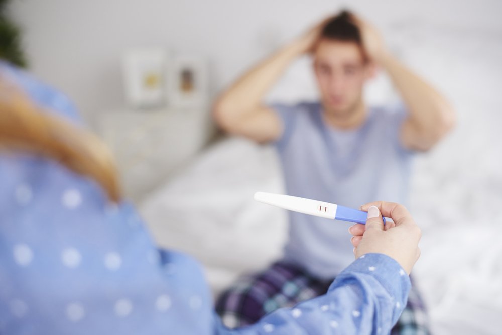 L'homme surpris reçoit le résultat du test de grossesse.| Source : Shutterstock