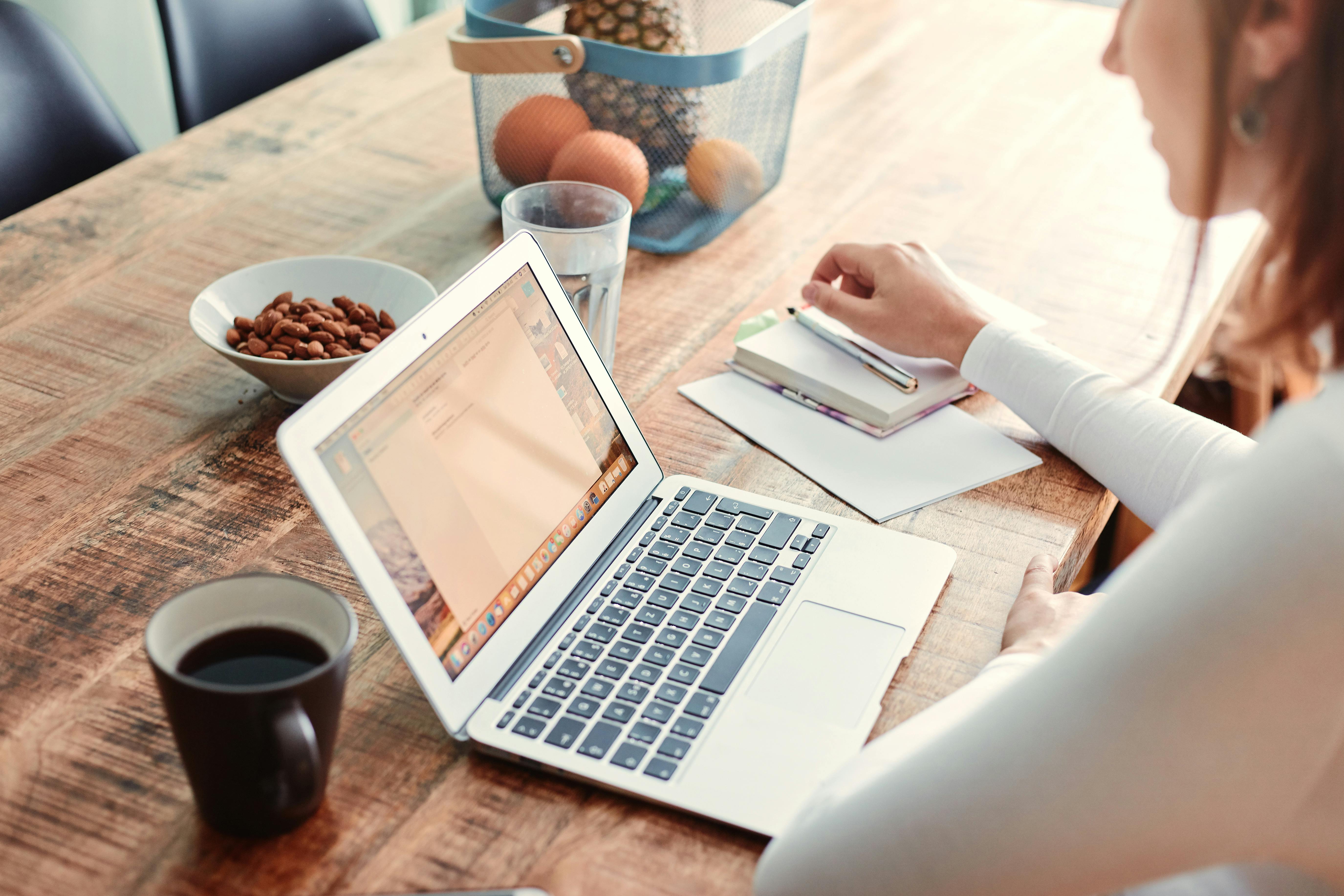 A woman texting on her laptop | Source: Pexels