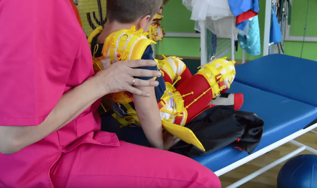 El pequeño Hugo realizando su terapia en compañía de su terapeuta. | Imagen: YouTube/AMIGOSDEGALICIA El pequeño Hugo realizando su terapia en compañía de su terapeuta. | Imagen: YouTube/AMIGOSDEGALICIA