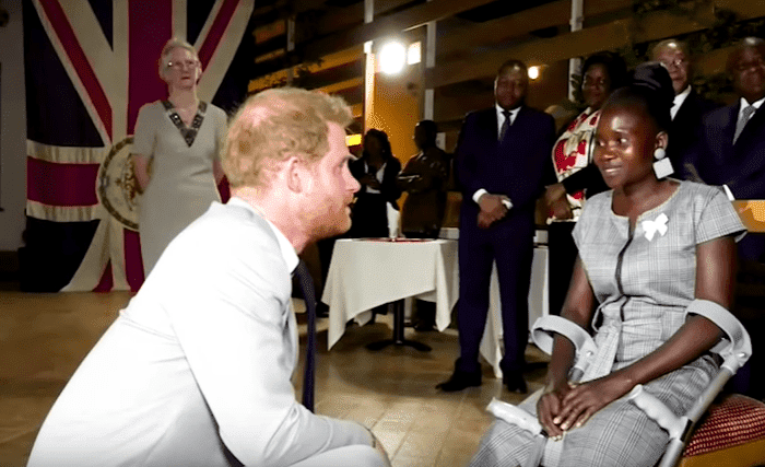 Prince Harry talking to Sandra Thijika in Huambo, Angola | Photo: The Sun