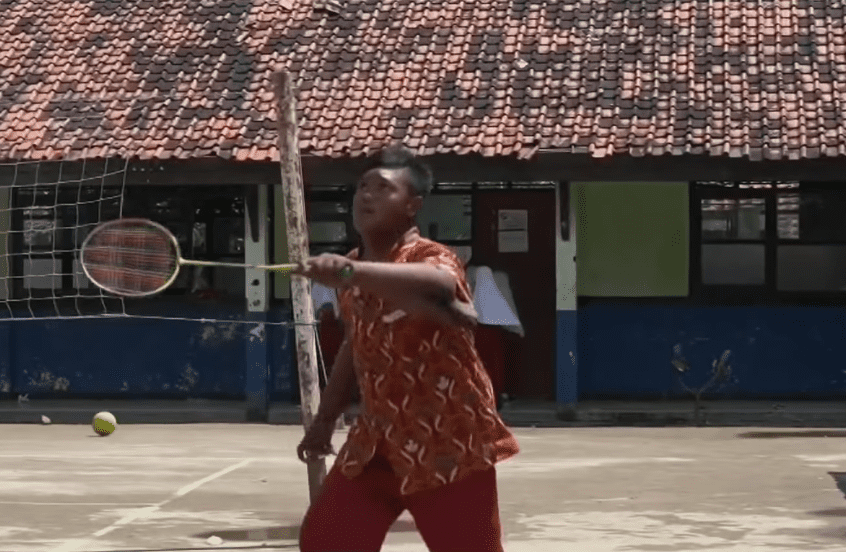 Arya Permana practicando deporte después de perder peso. | Imagen: YouTube/ Al Rojo Vivo