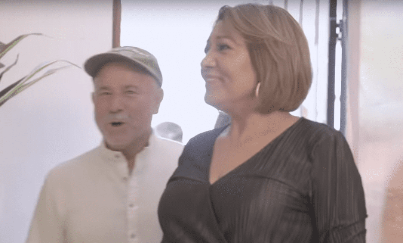 La familia Gallardo Ruiz, de La Paz, Baja California, observando por primera vez su hogar renovado. | Foto: YouTube/Coppel La familia Gallardo Ruiz, de La Paz, Baja California, observando por primera vez su hogar renovado. | Foto: YouTube/Coppel