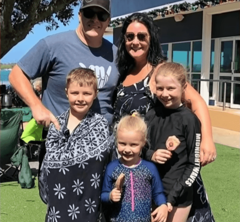 John Meredith junto a su familia. | Imagen: YouTube/Nine News Australia John Meredith junto a su familia. | Imagen: YouTube/Nine News Australia