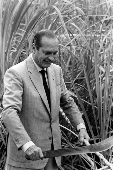 Jacques Chirac visitant une plantation de cannes à sucre en Guadeloupe.| Photo : Getty Images