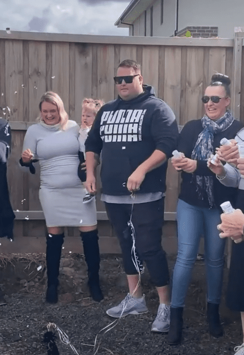 Familia australiana celebrando la fiesta de revelación de género. | Foto: Captura video TikTok/matthb92.