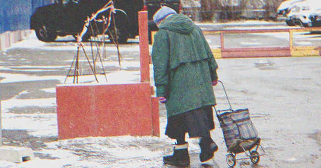Mujer abrigada caminado en un día frío. | Foto: Shutterstock