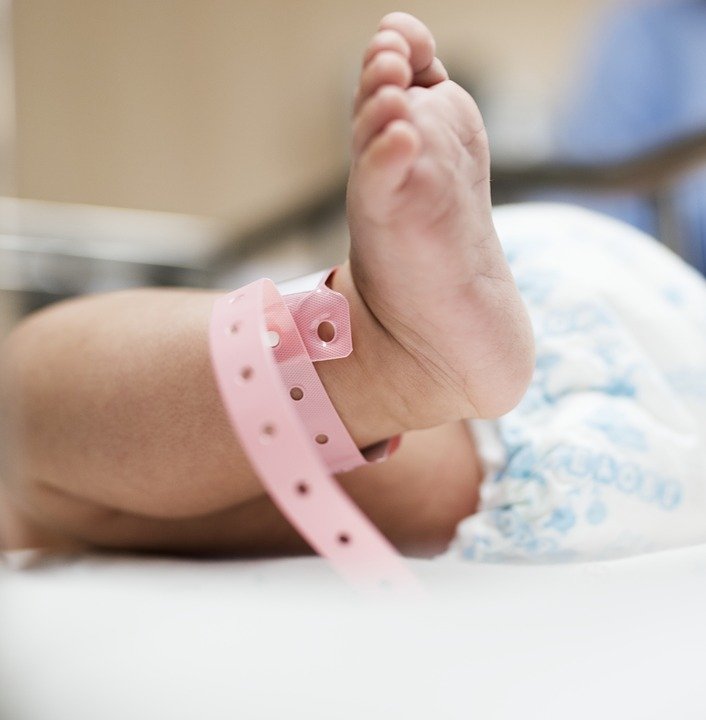 Baby im Krankenhausbett - Quelle: Pixabay