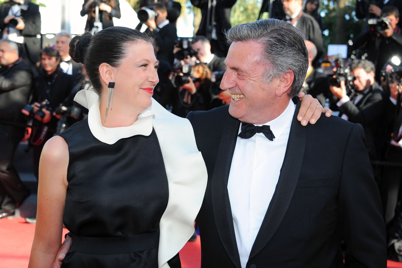 Le comédien Daniel Auteuil et sa compagne Aude Ambroggi. | Photo : Getty Images
