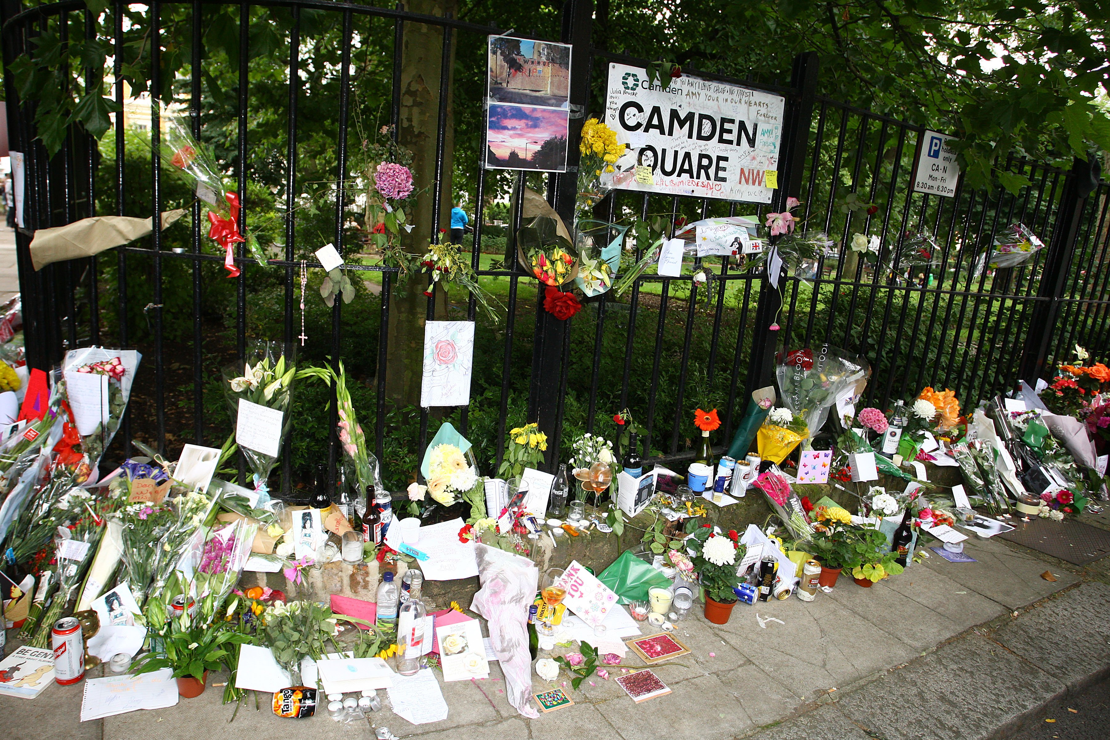 Tributes left at Amy Winehouse's home in Camden Square on July 26, 2011 | Photo: Getty Images