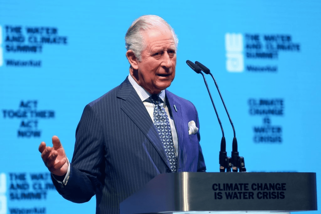 Le Prince Charles, Prince de Galles, s'exprime sur scène lors de l'événement WaterAid sur l'eau et le climat à Kings Place le 10 mars 2020 à Londres, en Angleterre. | Photo : Getty Images Le Prince Charles, Prince de Galles, s'exprime sur scène lors de l'événement WaterAid sur l'eau et le climat à Kings Place le 10 mars 2020 à Londres, en Angleterre. | Photo : Getty Images